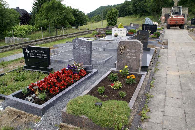Unser Friedhof wird verschoenert 2008 Bild Nr.030